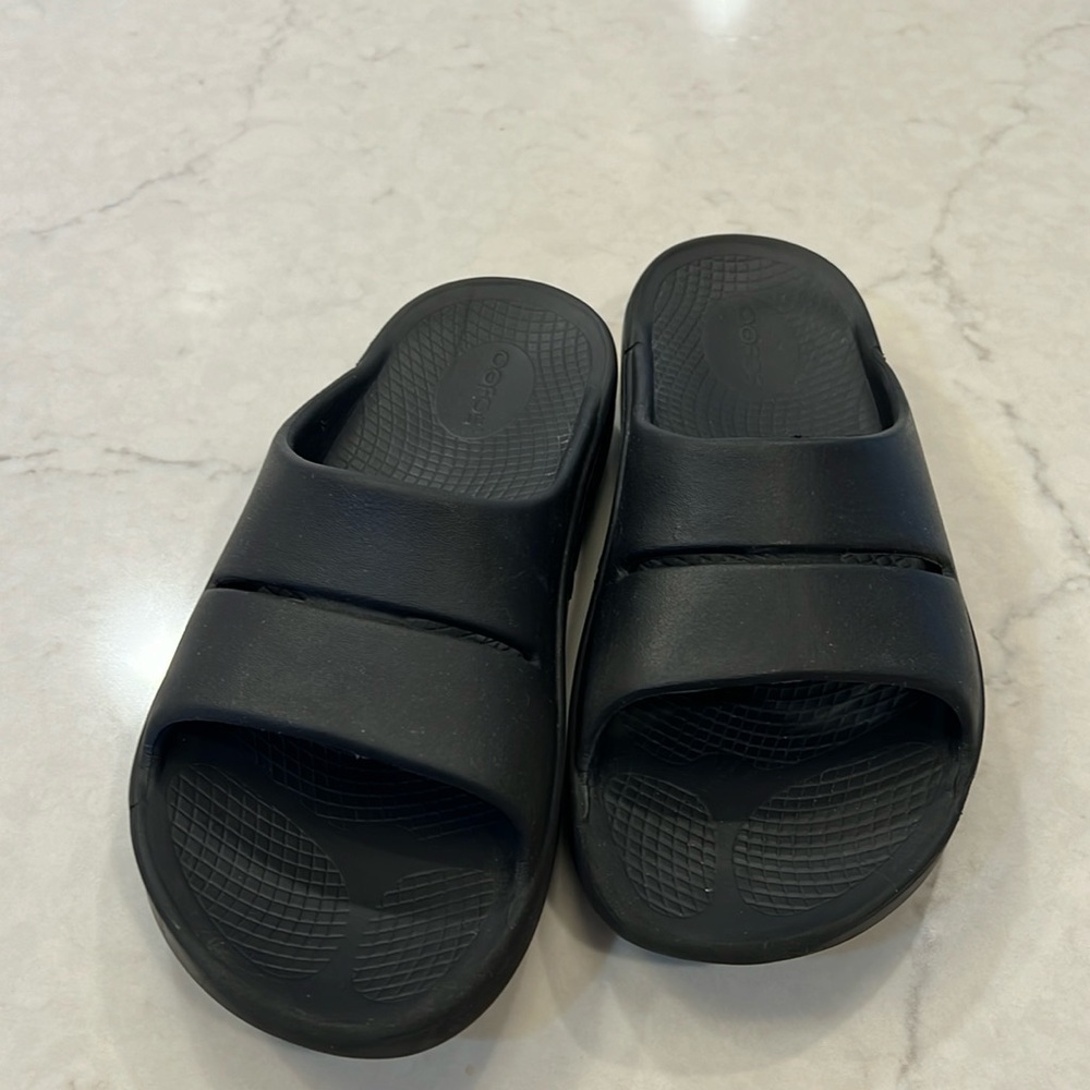 OOFOS OOahh Black Recovery Slide Sandals Size 8